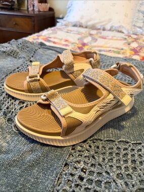 ✨NWOT  Kuailu Tan Sport Sandals